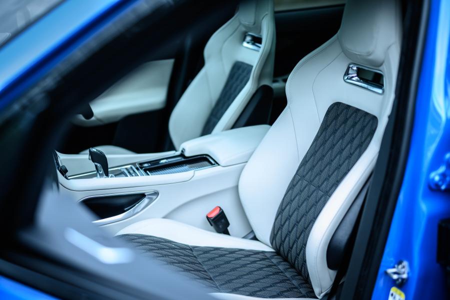 Интерьер Jaguar F-Pace SVR 2019 года  (JP) (фото 15 из 20)